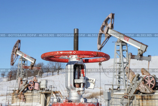 Вентиль кустовой насосной станции и нефтяные станки-качалки. Стоковое фото, фотограф Егор Алеев / ТАСС / Фотобанк Лори