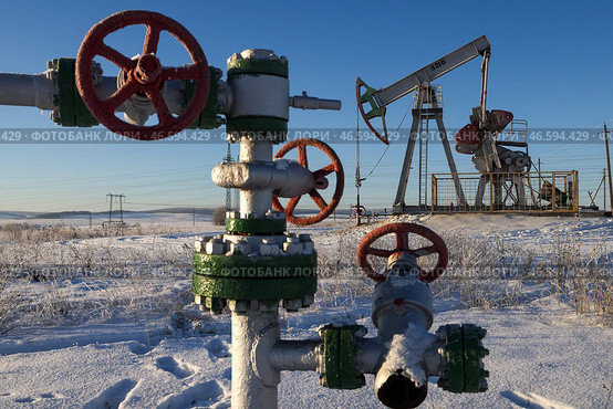 Вентили кустовой насосной станции и нефтяной станок-качалка. Стоковое фото, фотограф Егор Алеев / ТАСС / Фотобанк Лори