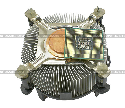 Вентилятор охлаждения процессора компьютера на белом фоне. CPU cooler with cooling radiator on a white background. Стоковое фото, фотограф Татьяна Д / Фотобанк Лори