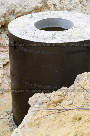 Верхняя часть цементного кольца для колодца. Top part of Concrete water wells. Стоковое фото, фотограф Татьяна Д / Фотобанк Лори