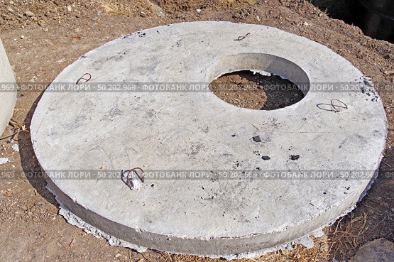 Верхняя часть цементного кольца для колодца. Top part of Concrete water wells. Стоковое фото, фотограф Татьяна Д / Фотобанк Лори
