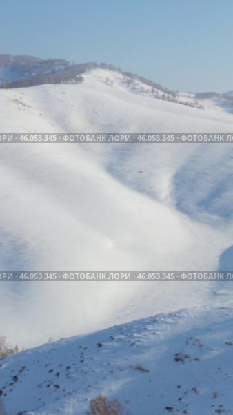 Vertical Aerial video from drone on winter snow landscape. Biryuksinsky mountain pass in Altai. Стоковое видео, видеограф Сергей Пристяжнюк (Serg Zastavkin) / Фотобанк Лори
