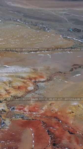 Vertical Aerial video of frozen Kyzyl Chin river under ice. The tourist name of this territory is Mars. Altai. Стоковое видео, видеограф Сергей Пристяжнюк (Serg Zastavkin) / Фотобанк Лори