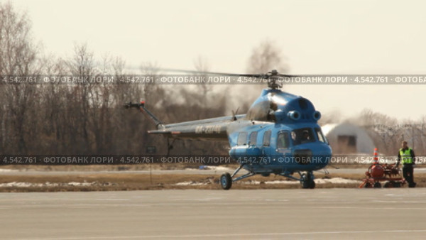 Вертолет Ми-2, Газпромавиа, бортовой RA-23748 в аэропорту Уфа (2013 год). Редакционное видео, видеограф Mikhail Erguine / Фотобанк Лори