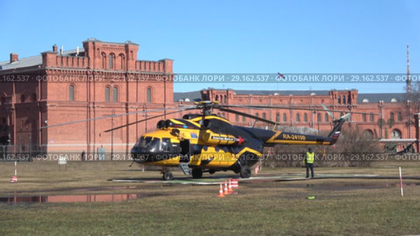Вертолет Ми-8ТВ (RA-24100) авиакомпании Альянс Авиа АОН перед взлетом на фоне здания Музея артиллерии. Санкт-Петербург (2018 год). Редакционное видео, видеограф Виктор Карасев / Фотобанк Лори