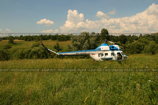 Вертолет сел на поле на окраине села (Ми-2, RF-15312) (2013 год). Редакционное фото, фотограф Щеголева Ольга / Фотобанк Лори