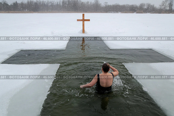 Верующая во время крещенских купаний. Стоковое фото, фотограф Валентин Спринчак / ТАСС / Фотобанк Лори