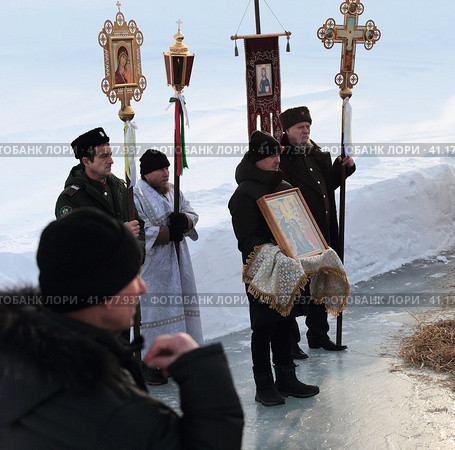 Верующие казаки с иконой и лампадой. В крещение у полыньи. (2023 год). Редакционное фото, фотограф Анатолий Матвейчук / Фотобанк Лори