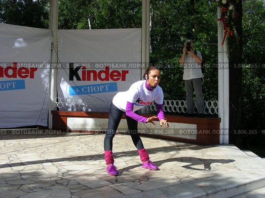 Веселая зарядка Kinder + Спорт в парке культуры и отдыха «Сокольники». Проводит знаменитая гимнастка Ляйсан Утяшева. День города, 1 сентября 2012. Москва. Редакционное фото, фотограф lana1501 / Фотобанк Лори