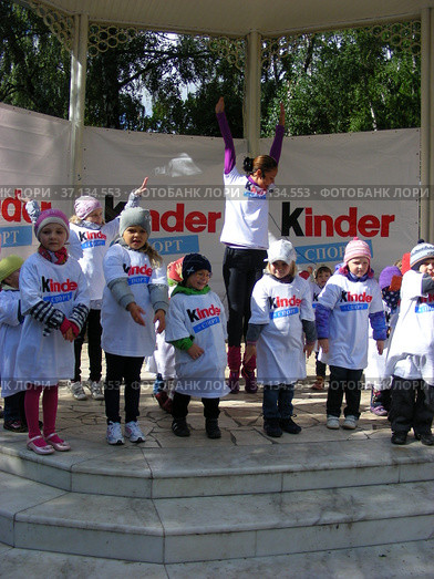 Веселая зарядка "Kinder + Спорт" в парке культуры и отдыха «Сокольники». Проводит знаменитая гимнастка Ляйсан Утяшева. День города, 1 сентября 2012. Город Москва. Редакционное фото, фотограф lana1501 / Фотобанк Лори