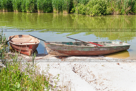 Вёсельные лодки на берегу (2019 год). Стоковое фото, фотограф Алёшина Оксана / Фотобанк Лори