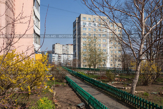 Весенний городской пейзаж. Вид на ухоженный городской двор. Город Владивосток, Приморский край, Россия. Весна в городе. Апрель. (2023 год). Стоковое фото, фотограф Андрей Степанов / Фотобанк Лори