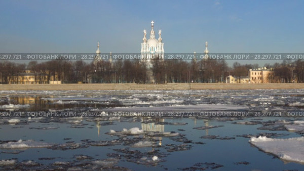 Весенний ледоход у Смольного собора. Санкт-Петербург (2018 год). Стоковое видео, видеограф Виктор Карасев / Фотобанк Лори