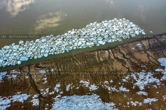 Весенний пейзаж на Оби с тающим льдом. Новосибирское Обское водохранилище. Новосибирская область, Западная Сибирь. Стоковое фото, фотограф Евгений Мухортов / Фотобанк Лори
