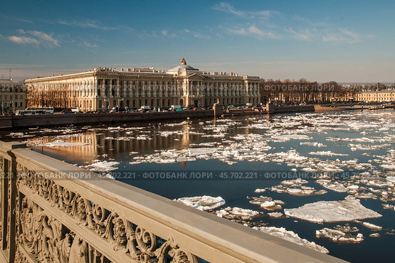 Весенний Санкт-Петербург. Ледоход на Неве. Вид с Благовещенского моста на Академию художеств (2009 год). Стоковое фото, фотограф Александр Алексеев / Фотобанк Лори