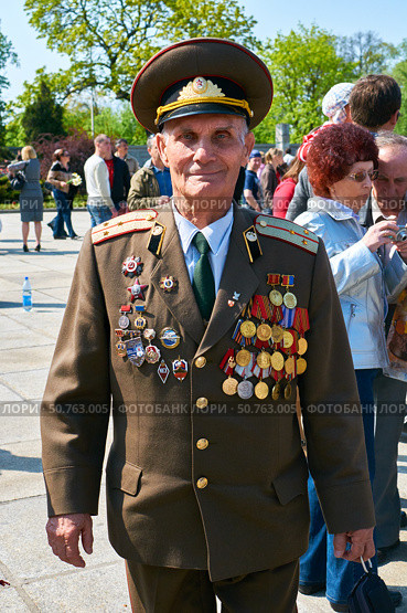 Ветеран на День Победы, мемориал 1200 гвардейцам. Калининград (2011 год). Редакционное фото, фотограф Сергей Куров / Фотобанк Лори
