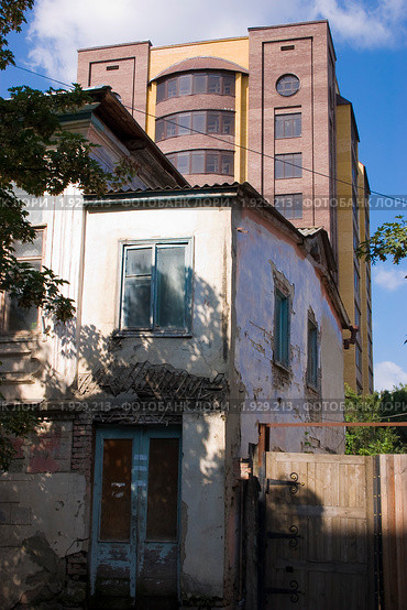 Ветхое здание на фоне новостройки (2009 год). Стоковое фото, фотограф WalDeMarus / Фотобанк Лори