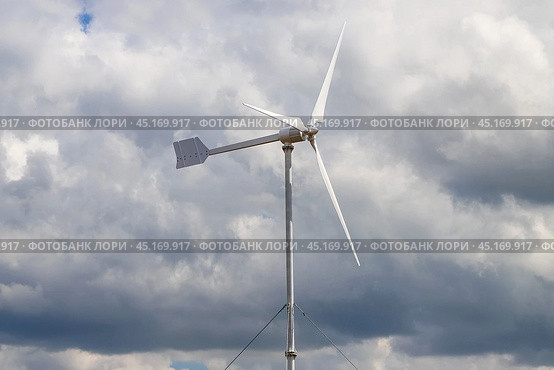Ветрогенератор на фоне пасмурного неба. Windmill as a source of renewable energy and sustainable resource. Wind turbine. Green energy concept. Стоковое фото, фотограф Ekaterina M / Фотобанк Лори