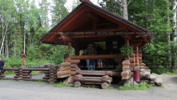 Въезд со шлагбаумом и касса на территории заповедника «Кивач». Кондопожский район, Карелия (2018 год). Редакционное видео, видеограф Кекяляйнен Андрей / Фотобанк Лори