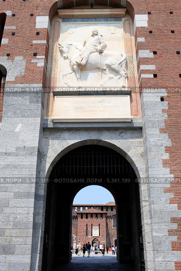 Вход через центральную башню Филарете  в Замок Сфорца (Castello Sforzesco, XV в.). Милан, Италия (2013 год). Редакционное фото, фотограф Яна Королёва / Фотобанк Лори