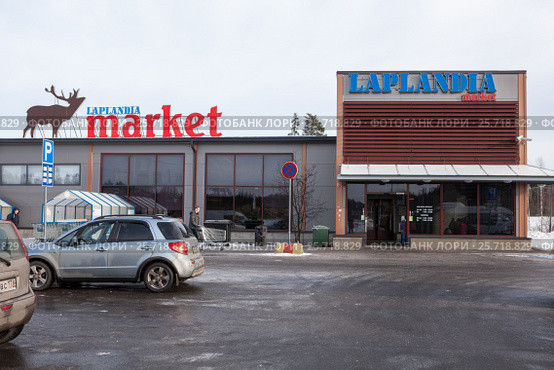 Вход и парковка магазина "Лапландия" (Laplandia market) на финско-российской границе в Нуйямаа, Брусничное (Nuijamaa). Финляндия (2017 год). Редакционное фото, фотограф Кекяляйнен Андрей / Фотобанк Лори