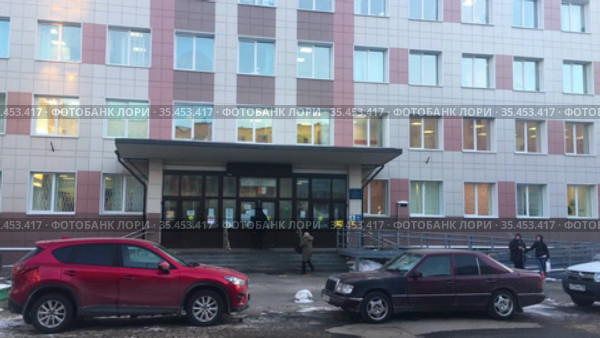 Вход в государственную поликлинику (2021 год). Редакционное видео, видеограф Кекяляйнен Андрей / Фотобанк Лори
