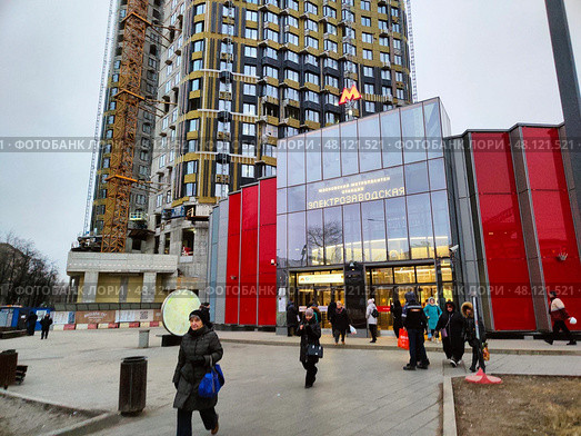 Вход в метро «Электрозаводская» на фоне жилого дома. Редакционное фото, фотограф Мария Сергеева / Фотобанк Лори