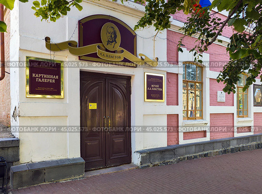 Вход в здание музея художника А.А. Пластова, город Ульяновск (2024 год). Редакционное фото, фотограф Вячеслав Палес / Фотобанк Лори