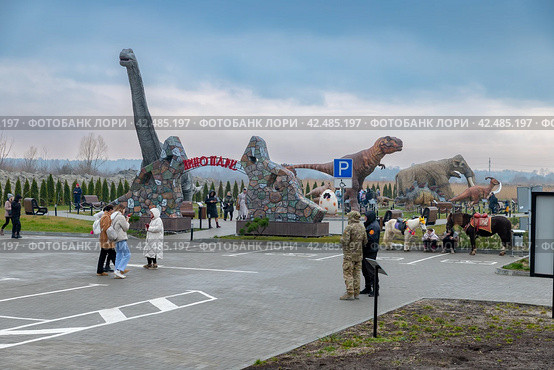 Входная акра в Динопарке Янтарного (2024 год). Редакционное фото, фотограф Константин Чижов / Фотобанк Лори