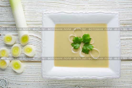 vichyssoise cream soup with leeks on white wood table. Стоковое фото, агентство Ingram Publishing / Фотобанк Лори