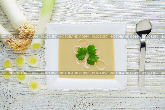 vichyssoise cream soup with leeks on white wood table. Стоковое фото, агентство Ingram Publishing / Фотобанк Лори