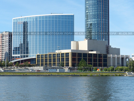 Вид городской набережной, драмтеатр, гостиница Hyatt Regency Ekaterinburg, 52-этажный небоскреб - башня "Исеть" высотой 212,8 метра,. Екатеринбург, Россия. (2023 год) Редакционное фото, фотограф Сергей Елизарьев / Фотобанк Лори