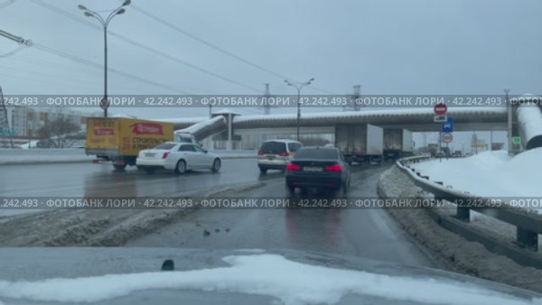 Вид из движущегося легкового автомобиля, выезд с Варшавского шоссе на МКАД (33 км). Зима, оттепель, лужи, снег (2024 год). Стоковое видео, видеограф Щеголева Ольга / Фотобанк Лори