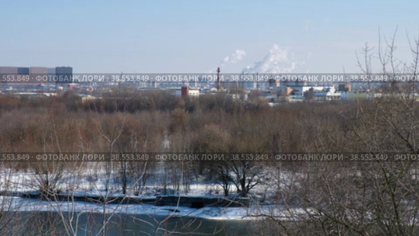 Вид из парка Коломенское на реку Москва и районы Марьино и Печатники / Moscow river and Pechatnikov and Maryino districts as seen from park of Kolomenskoye. Moscow. Russia (2022 год). Стоковое видео, видеограф Сергей Пристяжнюк (Serg Zastavkin) / Фотобанк Лори