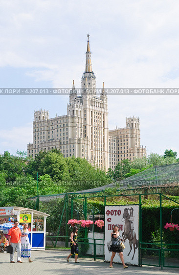 Вид из зоопарка на сталинскую высотку на Кудринской площади (2011 год). Редакционное фото, фотограф Алёшина Оксана / Фотобанк Лори