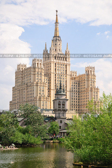Вид из зоопарка на сталинскую высотку на Кудринской площади (2011 год). Редакционное фото, фотограф Алёшина Оксана / Фотобанк Лори