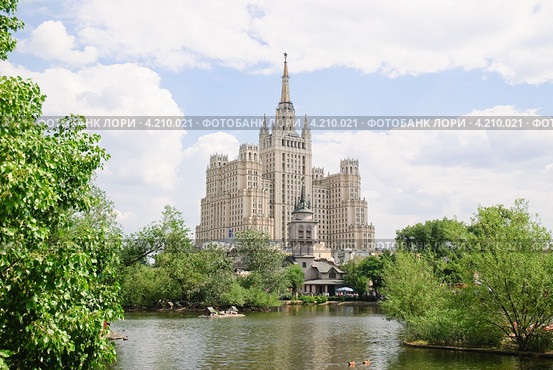 Вид из зоопарка на сталинскую высотку на Кудринской площади (2011 год). Редакционное фото, фотограф Алёшина Оксана / Фотобанк Лори