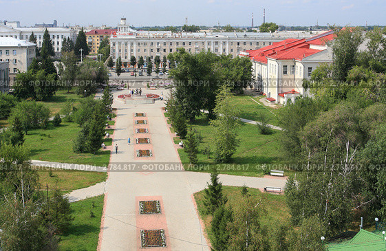 Вид на аллею центрального парка и на драмтеатр в городе Курган (2011 год). Редакционное фото, фотограф Анатолий Матвейчук / Фотобанк Лори