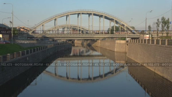 Вид на Американский мост (железнодорожный мост через Обводный канал) майским днем. Санкт-Петербург (2018 год). Редакционное видео, видеограф Виктор Карасев / Фотобанк Лори