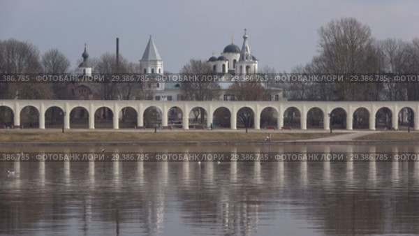 Вид на аркаду Гостиного двора и храмы Великого Новгорода облачным апрельским днем. Россия (2018 год). Стоковое видео, видеограф Виктор Карасев / Фотобанк Лори