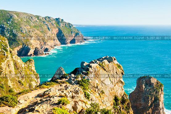 Вид на Атлантический океан с Мыса Рока (Cabo da Roca) - самой западной точки Евразийского континента, Португалия (2013 год). Стоковое фото, фотограф E. O. / Фотобанк Лори