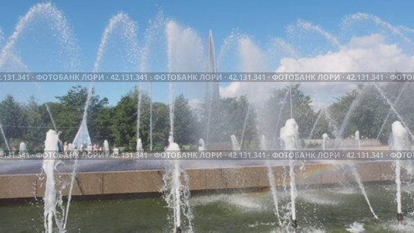 Вид на башню Лахта-центра в Санкт-Петербурге, фонтан в городском парке. Редакционное видео, видеограф Глущенко Елена / Фотобанк Лори