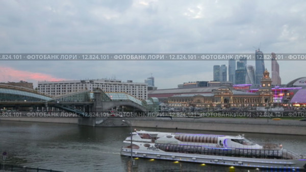 Вид на Бережковскую набережную и мост Богдана Хмельницкого и туристическим катером поздним вечером (2015 год). Редакционное видео, видеограф Наталья Волкова / Фотобанк Лори