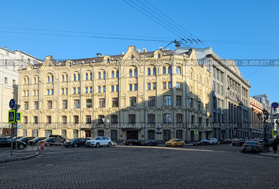Вид на бывший доходный дом Иосифо-Волоколамского подворья (1882-1891), в настоящее время в здании находится Казначейство России (2017 год). Редакционное фото, фотограф Алексей Голованов / Фотобанк Лори