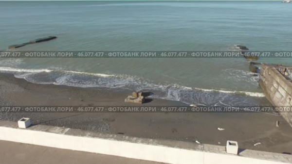 Вид на Чёрное море со смотровой площадки РЖД вокзала Адлер весной в апреле. Стоковое видео, видеограф Алиса Сокол / Фотобанк Лори
