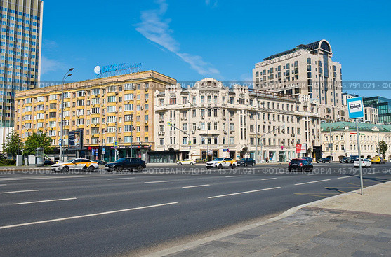 Вид на доходный дом Орлова и Смоленский пассаж. Москва (2024 год). Редакционное фото, фотограф E. O. / Фотобанк Лори