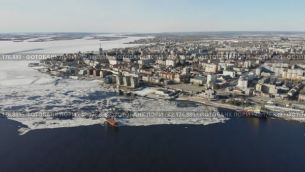 Вид на город Архангельск во время ледохода. Порт (2020 год). Стоковое видео, видеограф Яковлев Сергей / Фотобанк Лори