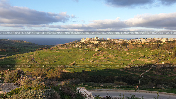 Вид на город Джгантия из Надура. Остров Гоцо (Gozo). Республика Мальта (2023 год). Стоковое фото, фотограф lana1501 / Фотобанк Лори