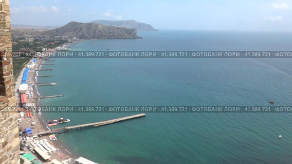 Вид на город Судак с генуэзской крепости. Крым (2023 год). Стоковое видео, видеограф Олег Хархан / Фотобанк Лори