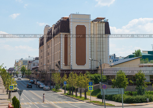 Вид на гостиницу Courtyard by Marriott Kazan Kremlin. Улица Карла Маркса. Летний солнечный день. Казань. Россия (2021 год). Редакционное фото, фотограф E. O. / Фотобанк Лори